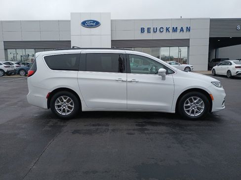 Used 2022 Chrysler Pacifica Touring-L w/ Uconnect Theater Family Group image 11