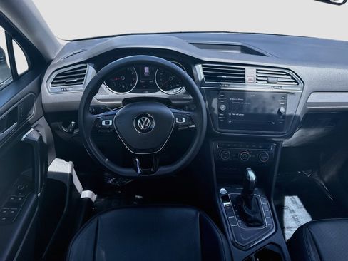 Used 2020 Volkswagen Tiguan SE w/ Panoramic Sunroof Package FWD image 18
