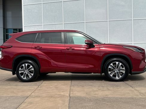 Used 2023 Toyota Highlander XLE image 3