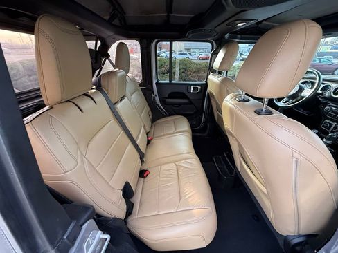 Used 2018 Jeep Wrangler Unlimited Sahara AWD/4WD image 36