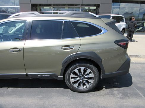 Used 2023 Subaru Outback Touring XT w/ Tech Package 2 AWD/4WD image 4