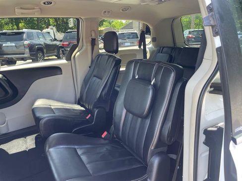Used 2014 Chrysler Town & Country Touring FWD image 12