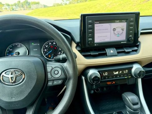 Used 2022 Toyota RAV4 LE AWD/4WD image 10