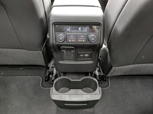 Certified 2023 GMC Acadia SLT w/ Preferred Package image 32