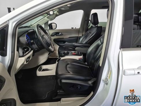 Used 2024 Chrysler Pacifica Touring-L image 9