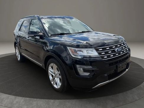 Used 2017 Ford Explorer Limited w/ Equipment Group 301A FWD image 3
