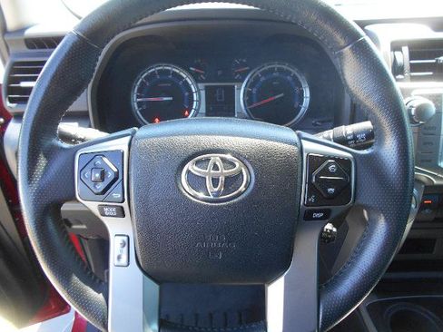Used 2018 Toyota 4Runner SR5 AWD/4WD image 10