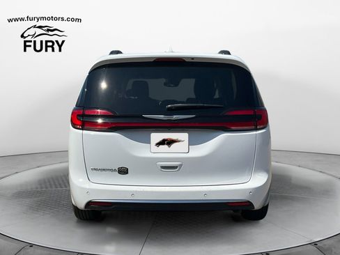 Used 2022 Chrysler Pacifica Touring-L FWD image 4