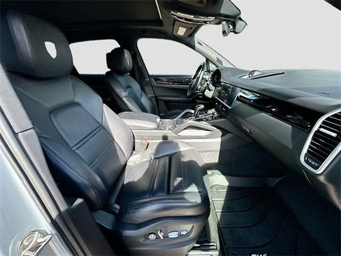 Used 2020 Porsche Cayenne image 29