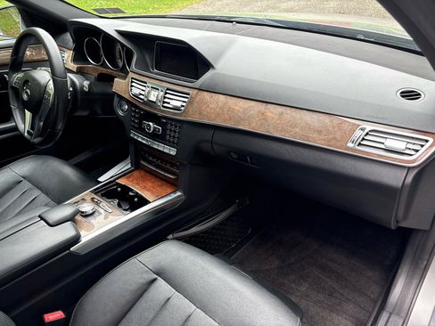 Used 2014 Mercedes-Benz E 550 4MATIC Sedan image 25