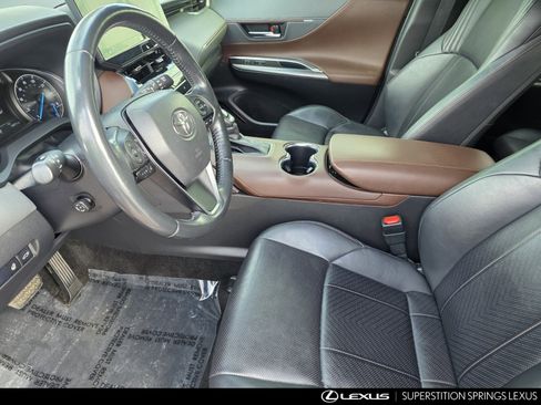 Used 2021 Toyota Venza XLE image 12