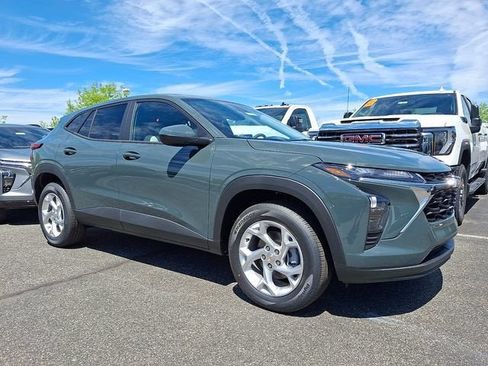 New 2026 Chevrolet Trax LS w/ LS Convenience Package FWD image 3