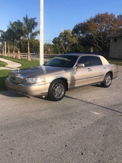 Used 2003 Lincoln Town Car Executive RWD image 1