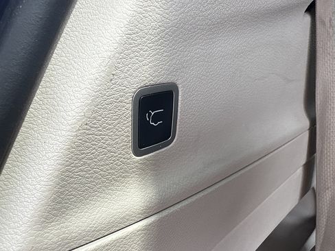 Used 2023 Chrysler Voyager LX FWD image 16