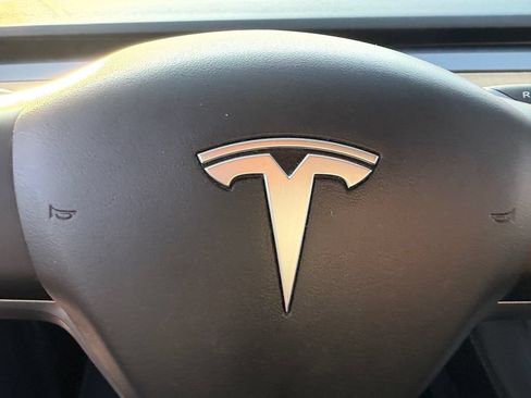 Used 2022 Tesla Model Y Long Range AWD/4WD image 22