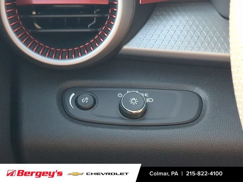 Certified 2024 Chevrolet Trax RS w/ Sunroof Package FWD image 26