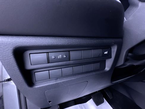 Used 2025 Mitsubishi Outlander SE FWD image 16