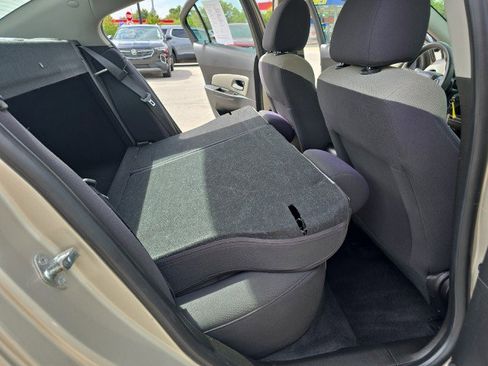 Used 2014 Chevrolet Cruze LS image 33