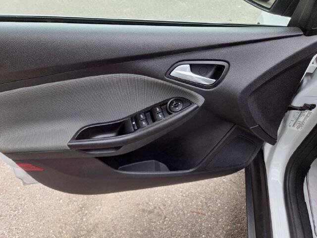 Used 2014 Ford Focus SE FWD image 12