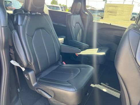 New 2027 Chrysler Pacifica Select AWD/4WD image 16