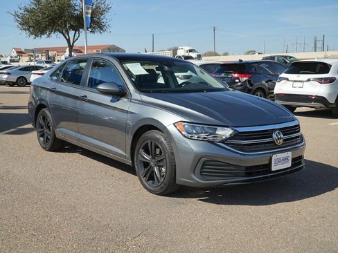 Used 2023 Volkswagen Jetta SE image 2