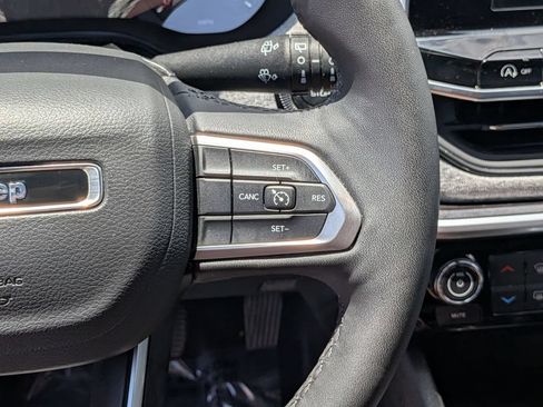 Used 2025 Jeep Compass Latitude w/ Sun & Sound Group AWD/4WD image 19