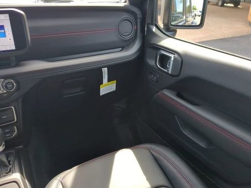 Used 2024 Jeep Gladiator Rubicon AWD/4WD image 16