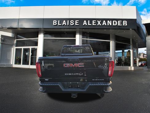 Used 2023 GMC Sierra 2500 Denali w/ Denali Black Diamond Edition AWD/4WD image 4