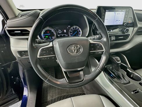 Used 2022 Toyota Highlander XLE AWD/4WD image 9