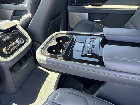 Used 2018 Lincoln Navigator Reserve w/ Technology Package AWD/4WD image 18
