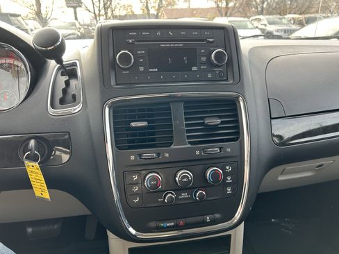 Used 2017 Dodge Grand Caravan SE w/ UConnect Hands-Free Group image 11