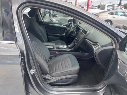 Used 2020 Ford Fusion SE image 3