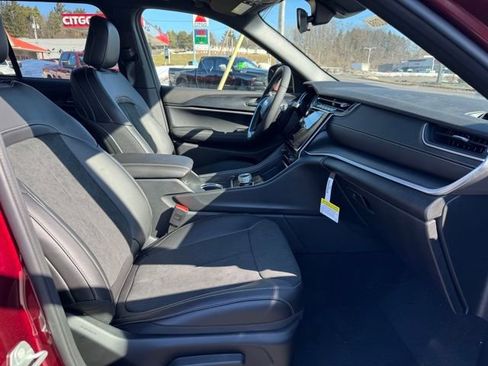 New 2025 Jeep Grand Cherokee Altitude image 14