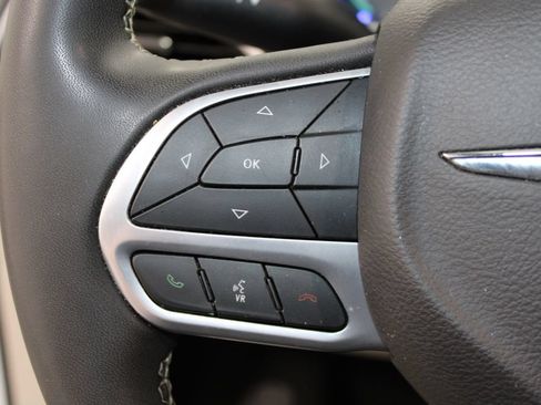 Used 2023 Chrysler Pacifica Touring-L FWD image 27