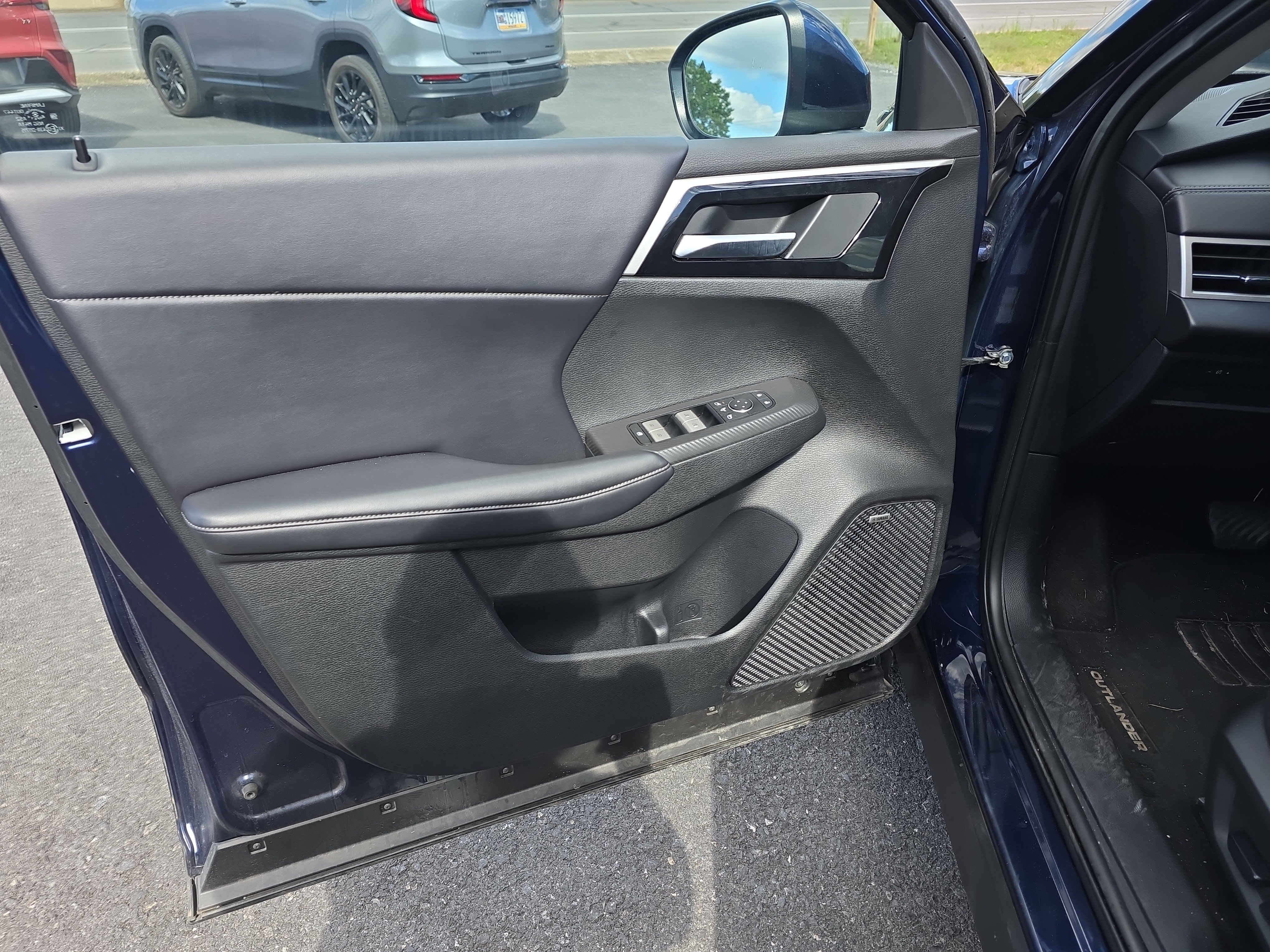 Used 2025 Mitsubishi Outlander SE AWD/4WD image 16