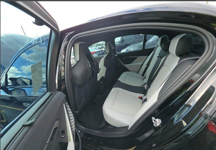 Used 2025 BMW M5 w/ Carbon Package AWD/4WD image 6