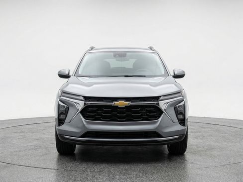 Used 2025 Chevrolet Trax LT FWD image 2