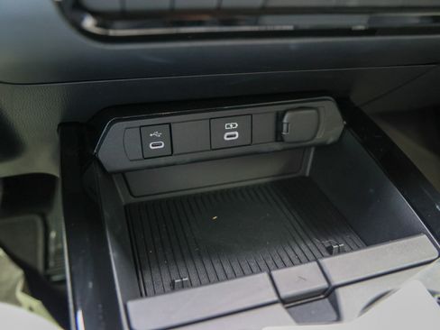 Used 2026 Toyota Prius Plug-In Hybrid FWD image 25