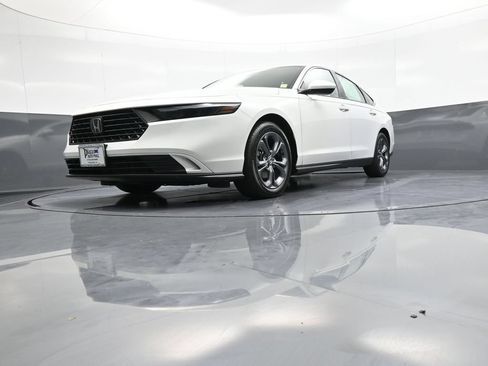 Certified 2023 Honda Accord EX image 25