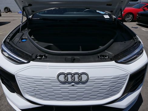 Used 2025 Audi Q6 e-tron Premium image 30