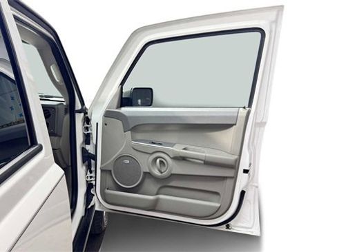 Used 2007 Jeep Commander Sport image 9