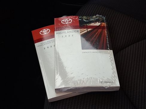Used 2022 Toyota Highlander LE image 26