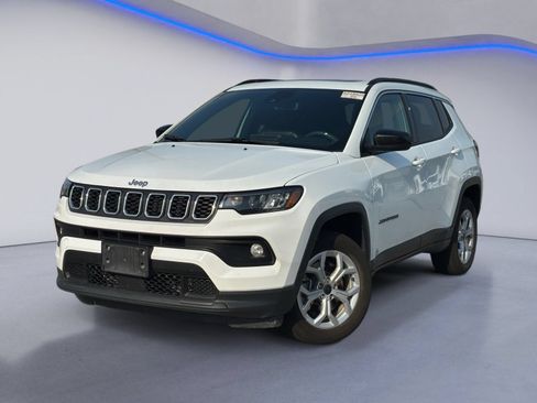 Used 2025 Jeep Compass Latitude w/ Sun & Sound Group AWD/4WD image 2
