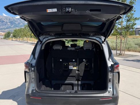Used 2026 Toyota Sienna XLE FWD image 9