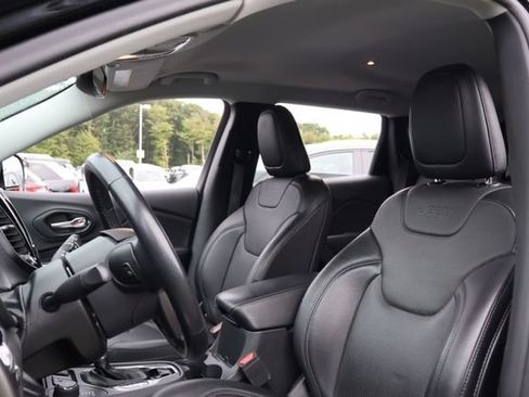 Used 2019 Jeep Cherokee Limited AWD/4WD image 8