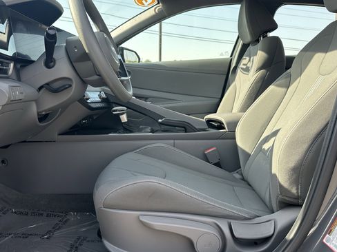 Used 2024 Hyundai Elantra SEL image 12