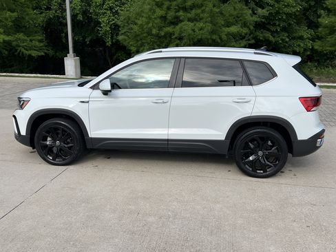 Certified 2023 Volkswagen Taos SE w/ Panoramic Sunroof Package FWD image 7