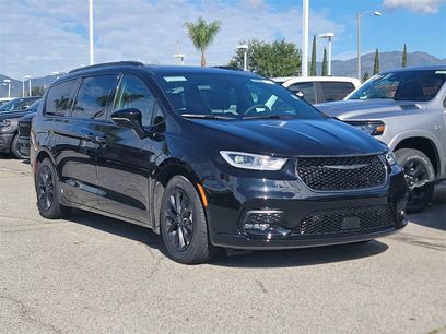 New 2025 Chrysler Pacifica Select w/ Fav Edition Package