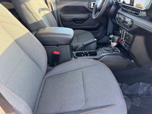 Certified 2026 Jeep Gladiator Rubicon AWD/4WD image 8