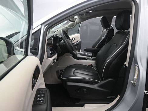 Used 2023 Chrysler Pacifica Limited FWD image 10